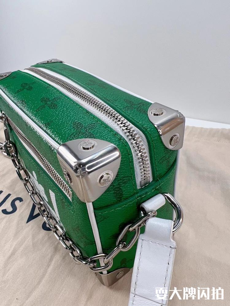 Louis Vuitton路易威登 闲置mini soft trunk限量秀款绿色盒子包芯片款 LV闲置mini soft trunk限量秀款绿色盒子包芯片款，梦幻白绿一包难求，吸睛显高级，原膜还在，公价25800，这枚超值带走